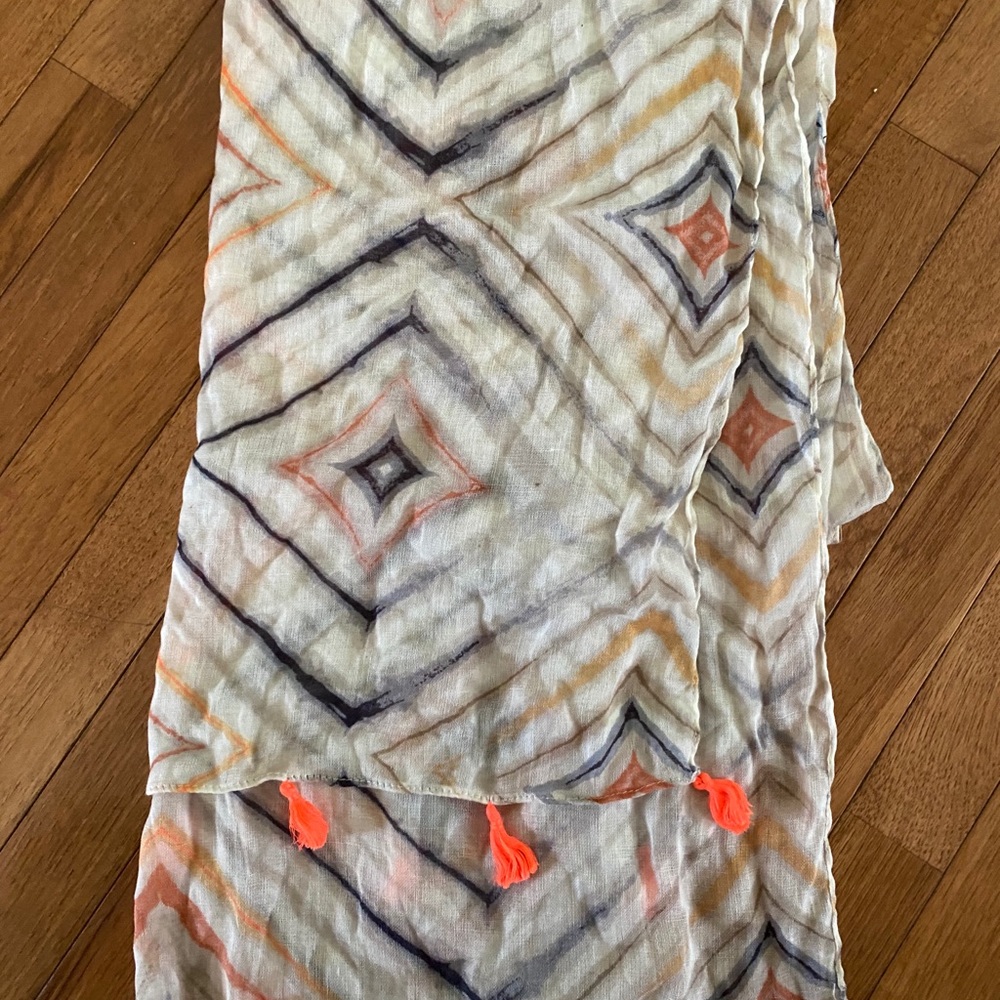 Bundle of 3 Old Navy scarves, EUC, like new - Picture 4 of 6